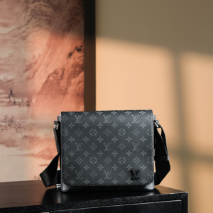 lv district pm monogram eclipse messenger bag 4.webp