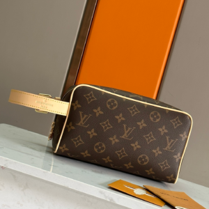 lv trousse toilette locker dopp kit monogram